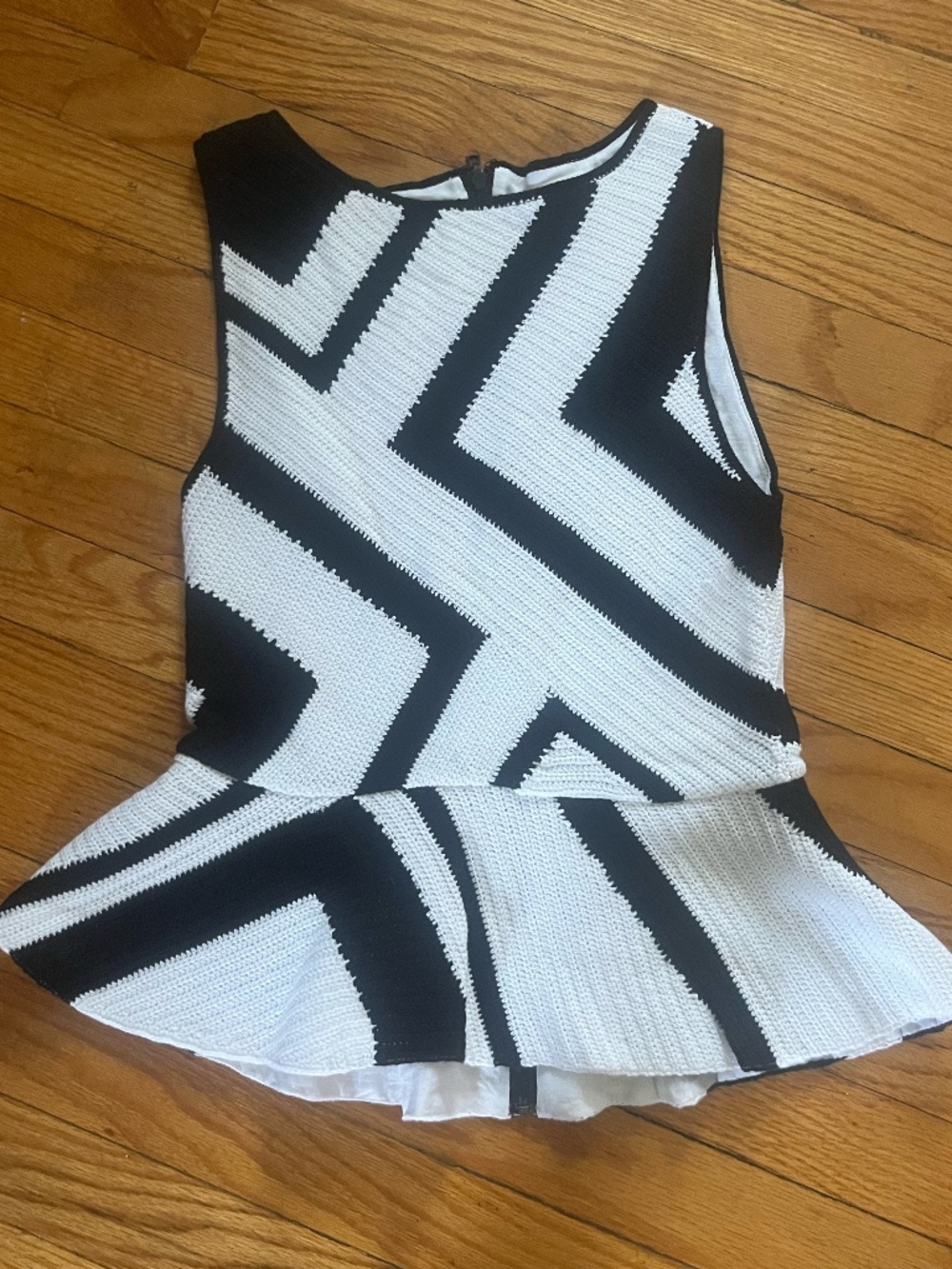 ALICE + OLIVIA GEO PEPLUM TOP - SIZE SMALL - BLACK & WHITE CROCHET